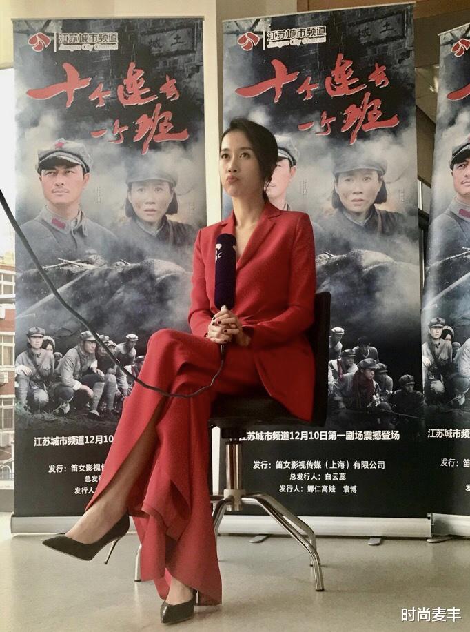 女孩|曾和姚芊羽双美搭档，今现身《演员请就位》，西装套装成熟霸气