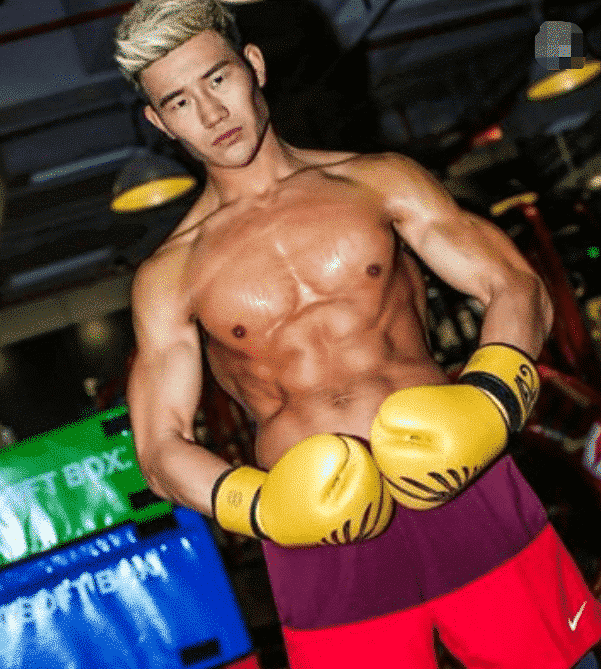 景甜@彭于晏：我6块腹肌，张一山：我8块腹肌，谢孟伟：你们都是弟弟！