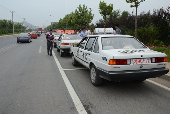 「考试」4名学员考科目三，3名去过模拟考的没考过，学员：模拟考有用不？