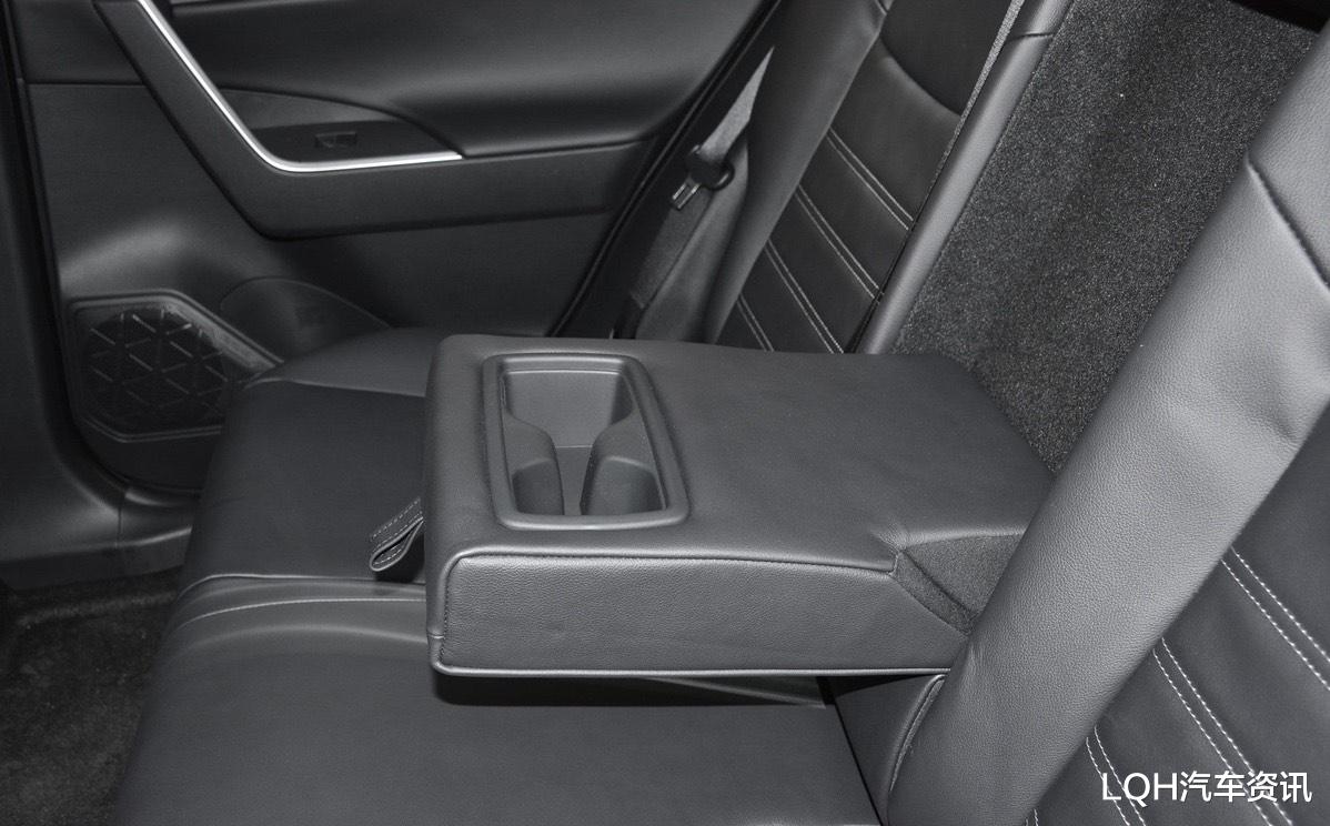 「丰田RAV4」丰田又一款“省油王”，油耗4.7L，加满能跑1000多公里