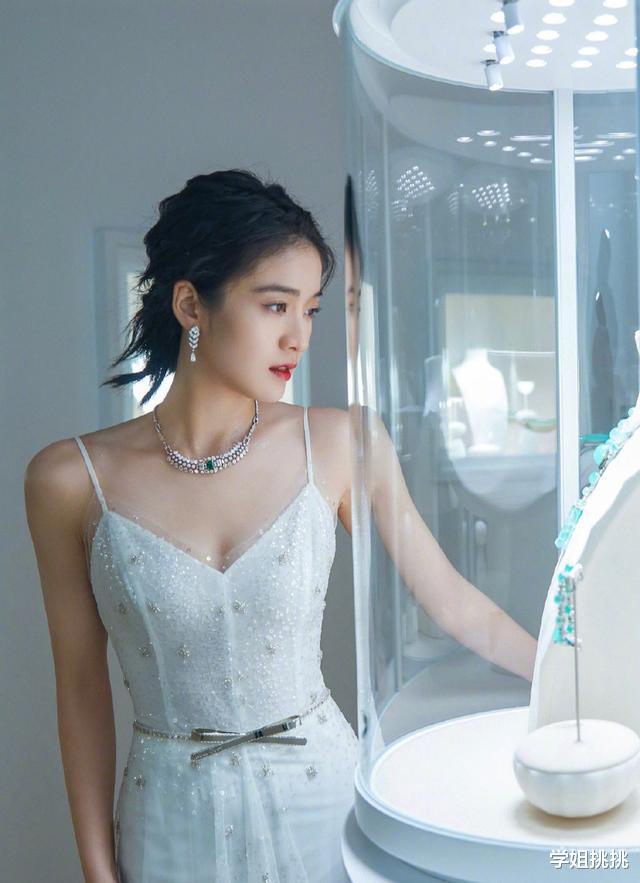 短发|李溪芮难得留长发，扎起头发更有味道了，筷子腿赚足了眼球