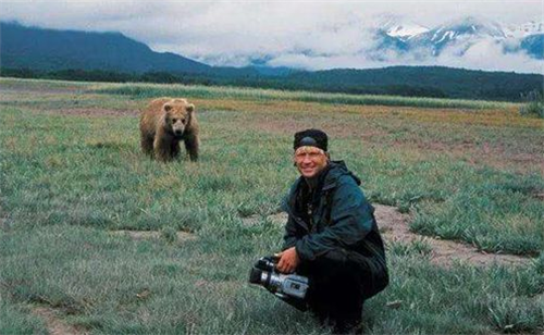 艾米|他和熊亲密生活11年，却被熊活活吞掉，生前六分钟录音至今遭禁播