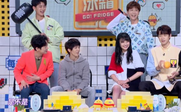 『郭敬明』录节目碰到唯一敢玩手机的嘉宾，何炅假装看不见，魏大勋连忙喝水压惊