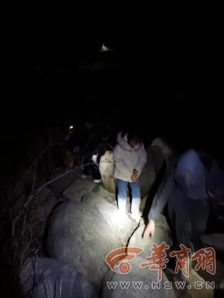 华商网 幸亏没出事！西安5名大学生元旦登山被困，警方深夜解救