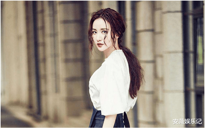 『黄龄』《浪姐》成员出道前，黄龄是排球选手，张萌是钢琴老师，她是村官