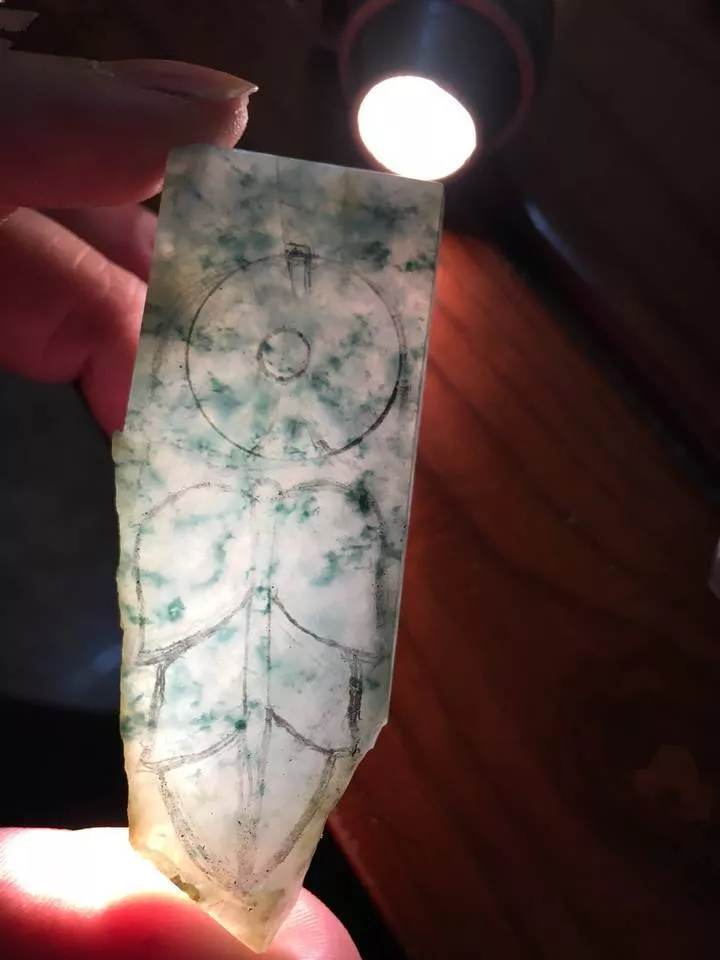 「翡翠」3.5万捡漏的翡翠原石，切开之后商家的眼都直了！咋了？