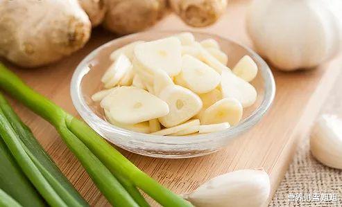 「熬夜」血液粘稠的人，喝好三杯水，谨记“四句话”，减少血栓，更健康