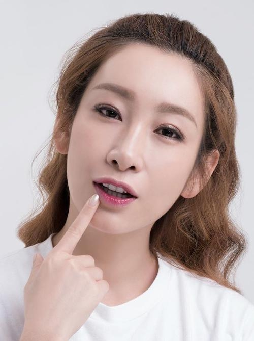 周冬雨|“长得丑却红得很”的5位女星，周冬雨还能看，最后一位丑的过分