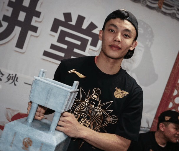 徐杰|年薪20万的徐杰，CBA总冠军颁奖时，为何会目不转睛盯着冠军手表