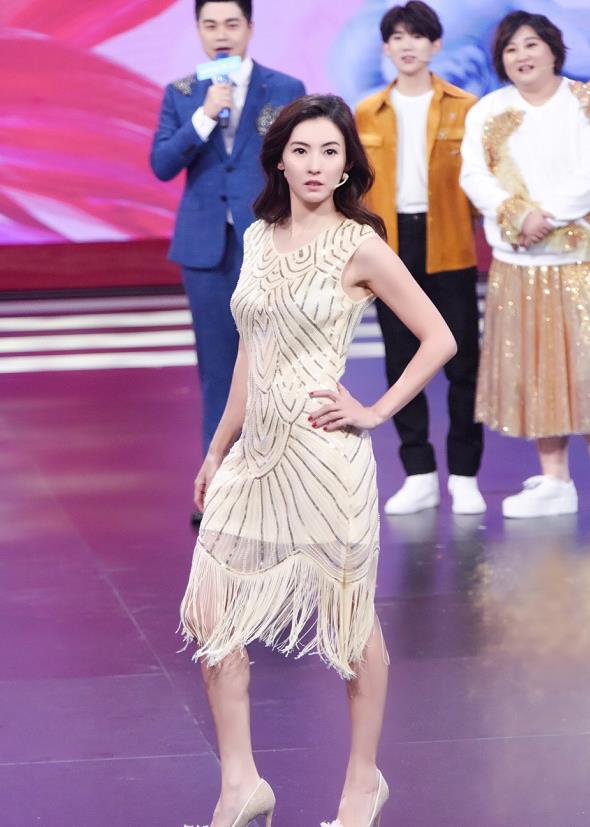 『张柏芝』张柏芝一天跑3趟接送儿子，卫衣配环保袋像大妈，网友：孩子爸呢