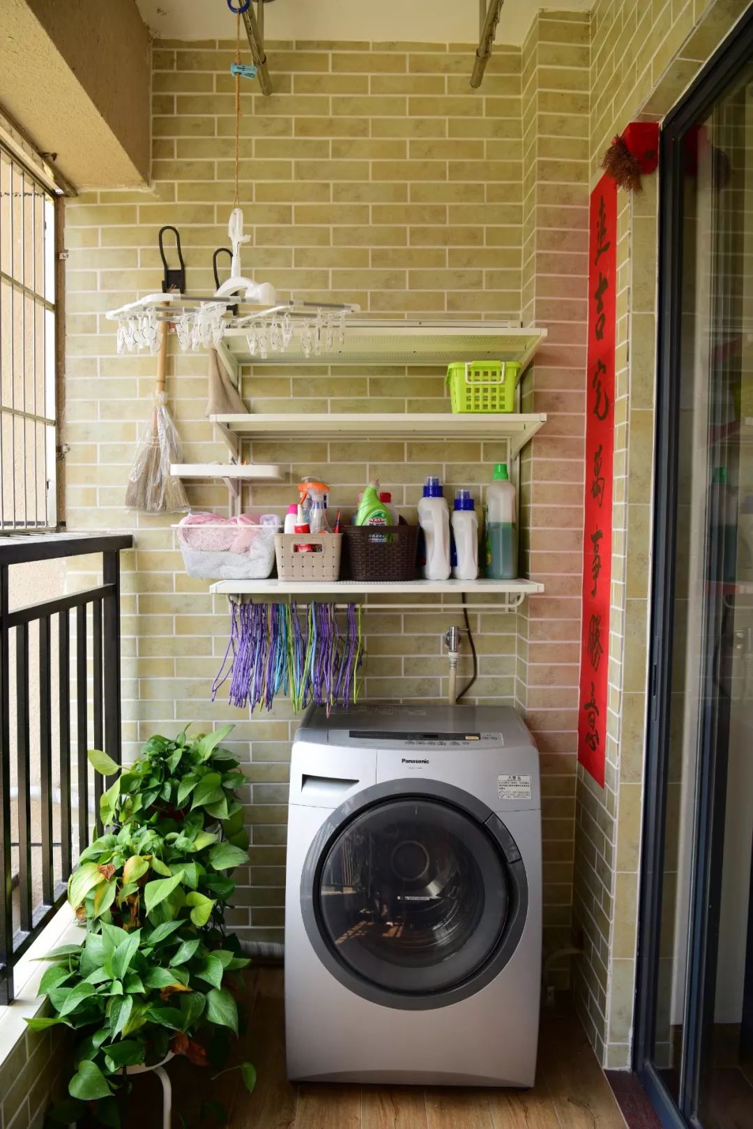 阳台位置小，洗手盆装不了，放洗衣机有余！怎么利用？