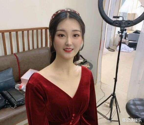 短发|朱之文美女亲家母曝光，婚后带女儿做黑色美甲，比女儿更像赵丽颖