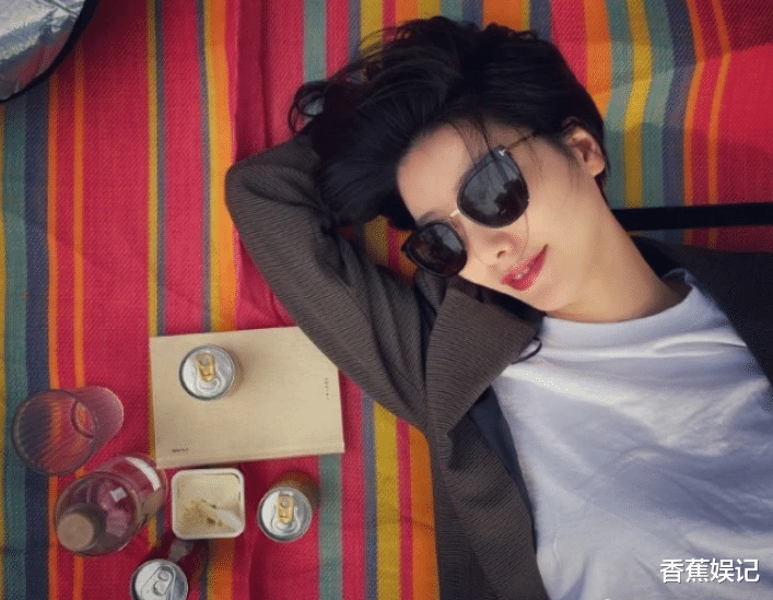 李亚鹏：李亚鹏女友生活惬意出镜，身姿优雅酷劲足，网友：比王菲好太多！