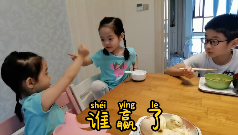 ：杨威晒儿女日常，杨阳洋似钓鱼喂俩妹妹吃饭，妹妹们抢着吃超可爱