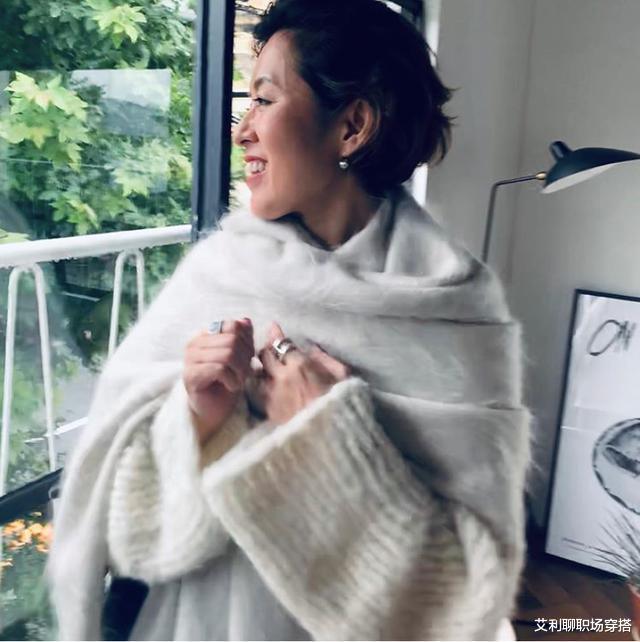 穿衣搭配|看过2位日本女人的时尚穿搭,发现50岁女性的穿衣智慧,值得上班族借鉴