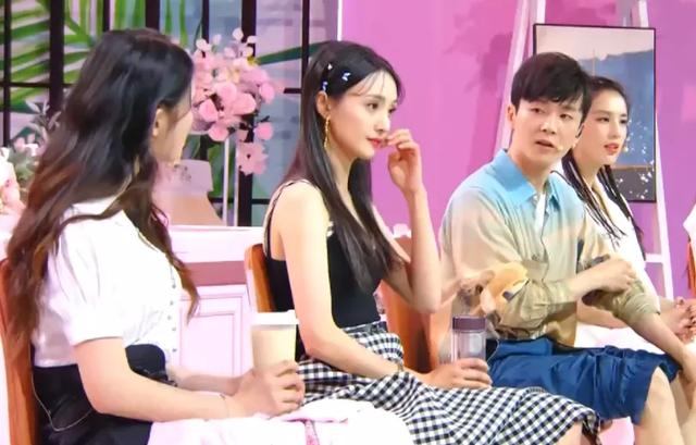 「郑爽」618三台晚会打光差别大：沈梦辰艳压关晓彤，郑爽柔光太浮夸