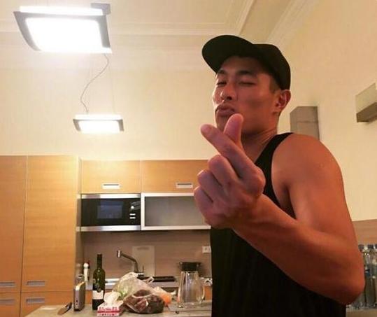 晒晒杨祐宁如今住的房子，阳台还能拿来烧烤，难道邻居都没意见？