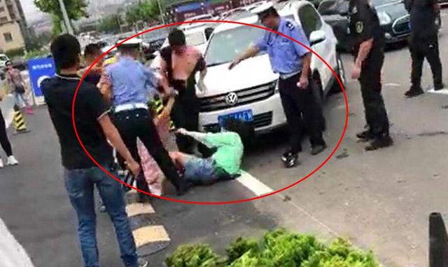 |男子街头和3女子互殴，衣服被扯破，脸上也被抓出血痕：太狠了