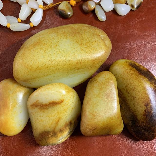 和田玉籽料|和田玉籽料的油性一定比山料好吗？真相没有这么简单！