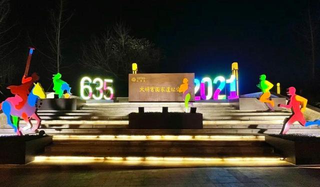 一探究竟 最近夜晚的大明宫格外美丽，吸引无数人前去打！乘着月色一探究竟