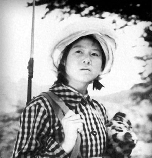 趣观历史|少女45年前为救同伴，徒手打死2米长金钱豹，最终为何抑郁而亡？