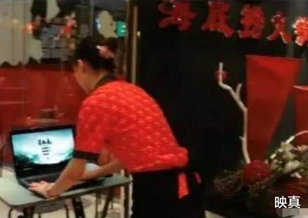 『阆中』帮女客换丝袜, 帮男客打游戏的\变态服务\, 真能提高海底捞人气吗?