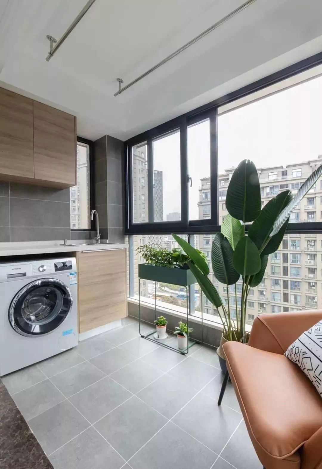 |阳台这么设计,既不影响晾衣服,还能作为休闲区!太聪明了