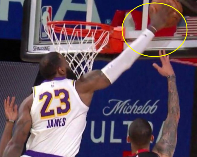 主机掌机类游戏|单节4次封盖，认真防守的詹姆斯太可怕，大拇指怼到篮圈疼得咧嘴