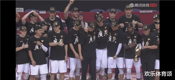 广东男篮|生死战再遭弃用！广东夺冠之夜，只有他浑身难受，杜锋彻底放弃他了