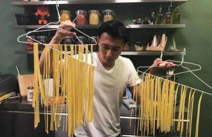 谢霆锋▲谢霆锋串串店火了,妹子吃3000根“羊肉串”,结账时却无语了!