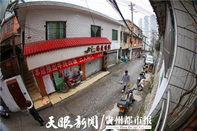 贵州都市报 贵阳一小区门口有条20米“破烂路”！多位居民摔伤，呼吁赶紧修好