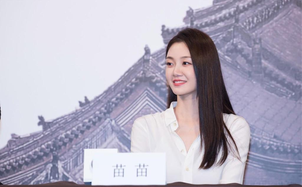 「郑恺」郑恺苗苗高调牵手：公开身份，是对一份感情的基本尊重！