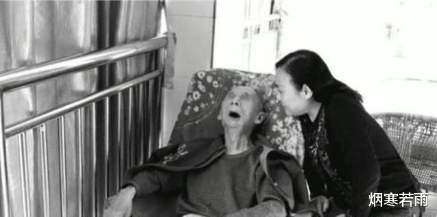 『』这个失明老人，因战利品曝光身份，部队为此动用6台坦克前去迎接