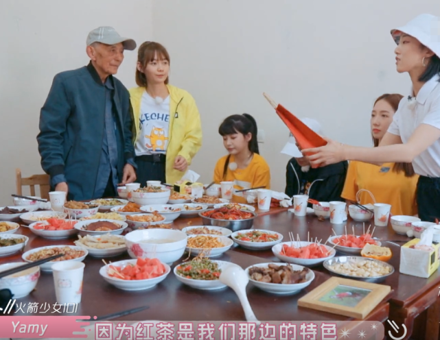 段奥娟|杨超越送段奥娟爷爷麻花,孟美岐送牡丹花饼,吴宣仪的礼物最实在
