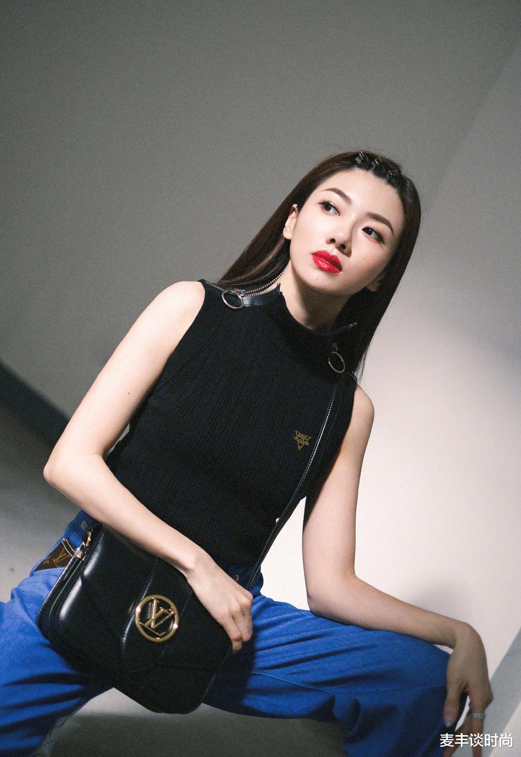 「穿衣搭配」程晓玥一点不输女明星，穿黑色无袖针织衫涂红唇，真是老霸气了