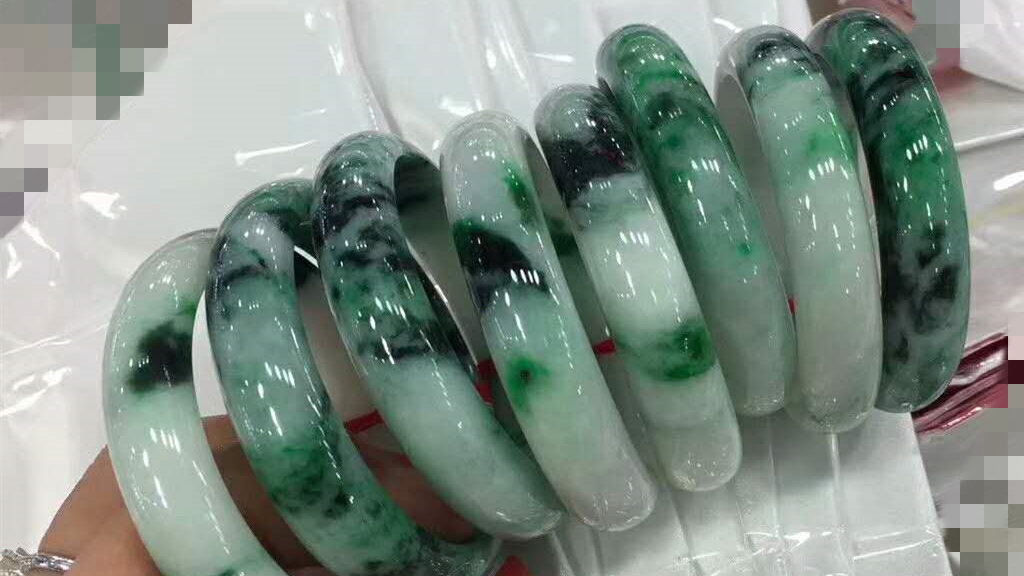 ##珠宝鉴定师都无法拯救,大姐收藏翡翠上瘾