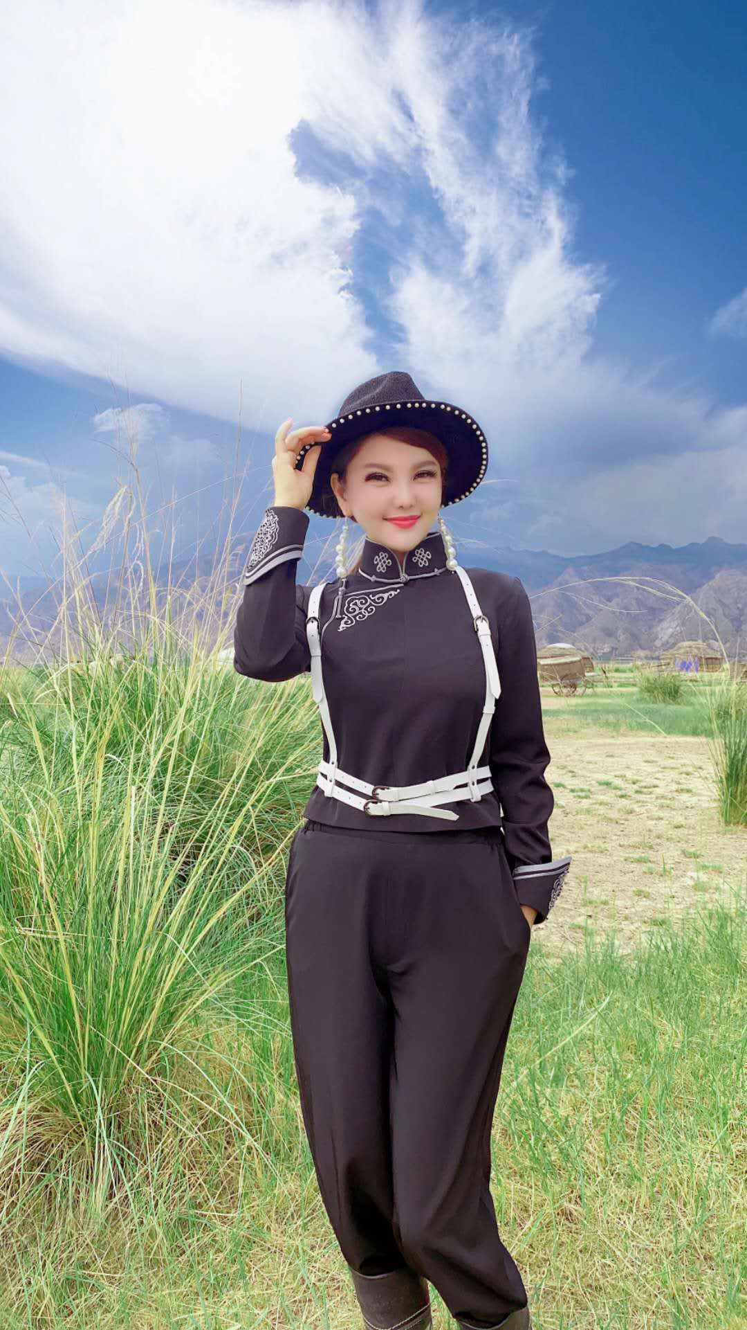 乌兰图雅|乌兰图雅最新单曲《草原上信号不太好》魔性上线