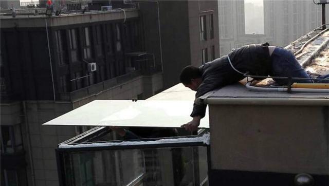 业主表示阳光房价格太高, 可看到施工过程, 他知道原因了