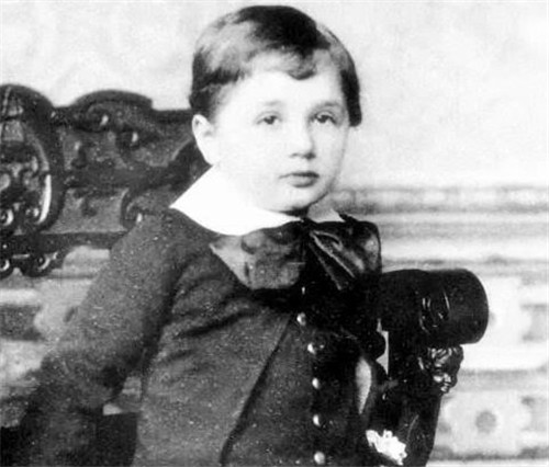 「爱因斯坦」爱因斯坦临终说了2句话，护士却没听明白，最终大脑被切成了240片