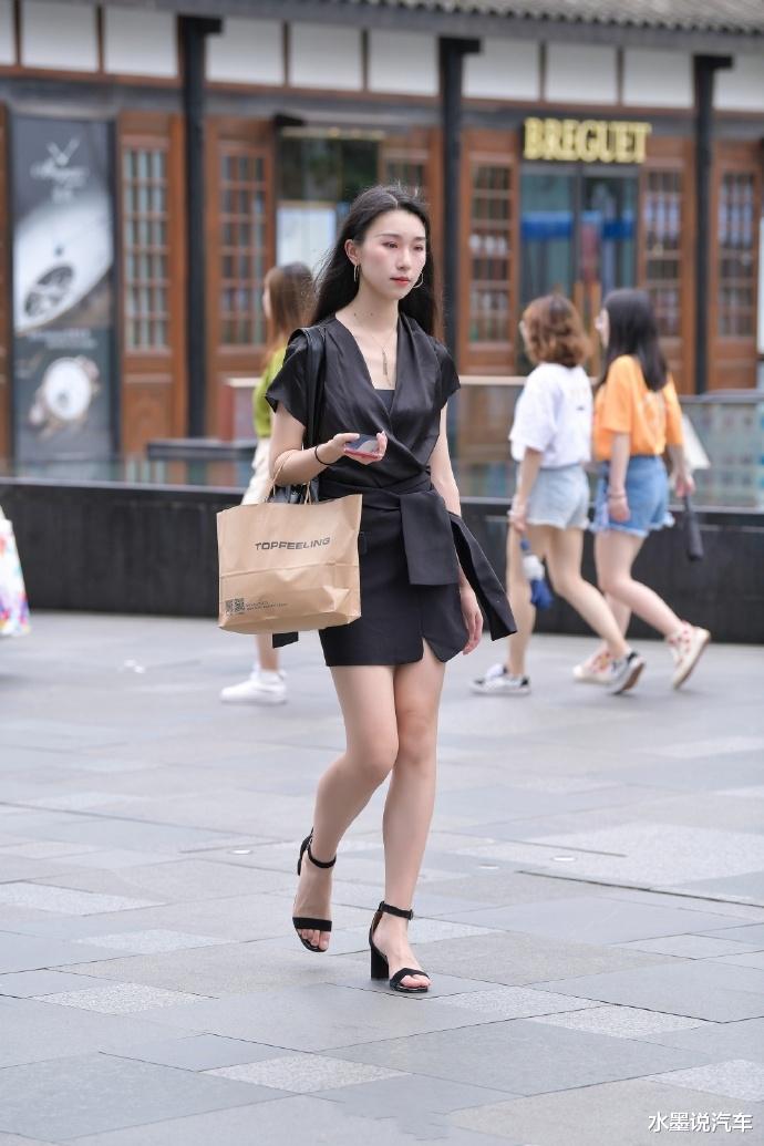 「穿衣搭配」同桌减肥成功后，穿女强人西装陪我逛街，五米内无人敢靠近
