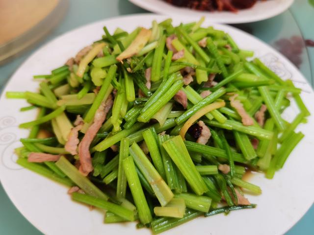 泥鳅|亲娘舅来做客，花130元准备10个好菜来招待，饭后妈妈说我心眼多