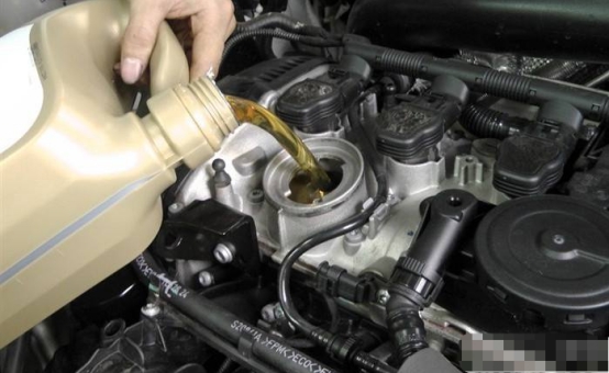 维修工|20万以下的车送去做保养，为啥维修工不建议使用全合成机油？