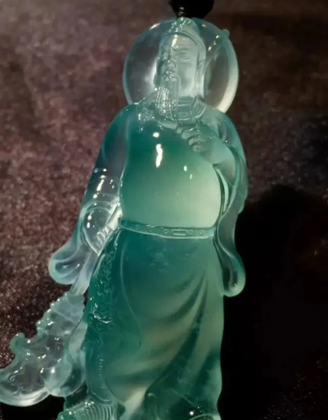 翡翠|高冰晴底翡翠片料，设计雕刻关公，不得不佩服玉雕师的创作灵感！