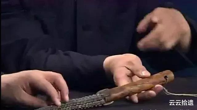 【成吉思汗】女子带一根成吉思汗的鞭子报价五百万，专家：想好了再说！