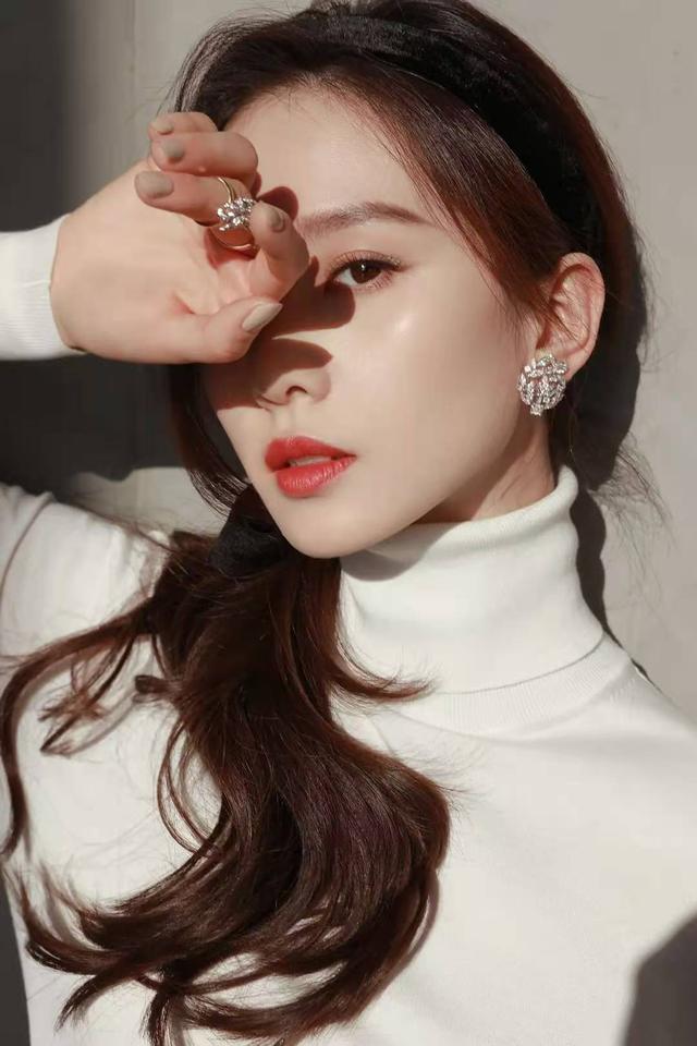 马思纯|杨幂穿露脐装玩性感！刘诗诗穿白衣气质稳赢，马思纯瘦身成功超美