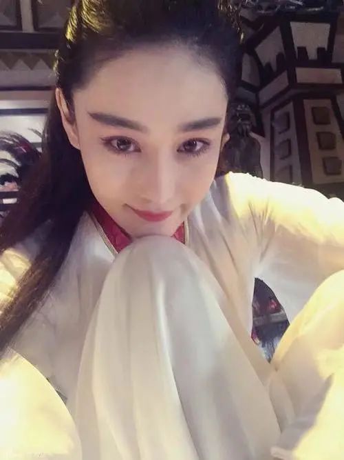 张馨予|张馨予惊艳金鸡奖，搭档华少跨界做主持，结婚2年像变了一个人