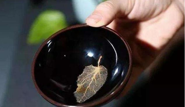 颜夕趣史|小伙拿“破碗”去鉴宝，遭到嘲笑，专家倒入水后却不笑了