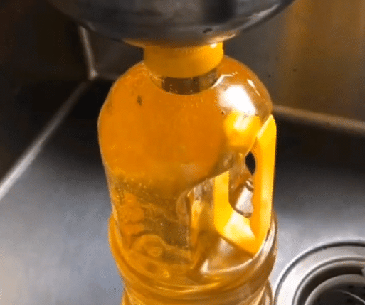 倒猛了,如何才能不浪费一滴油?网友:还不赶紧喊妈...