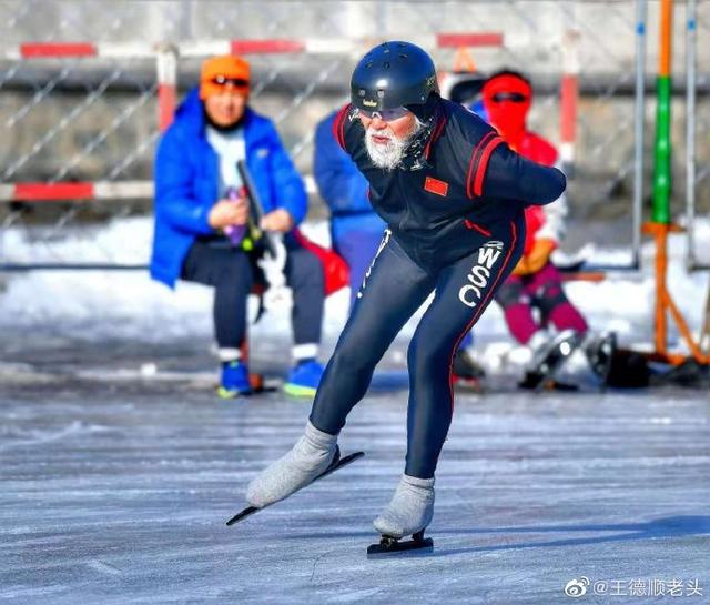 「健身」83岁“最帅老鲜肉”王德顺宅家健身,肌肉线条抢镜:活成了20岁