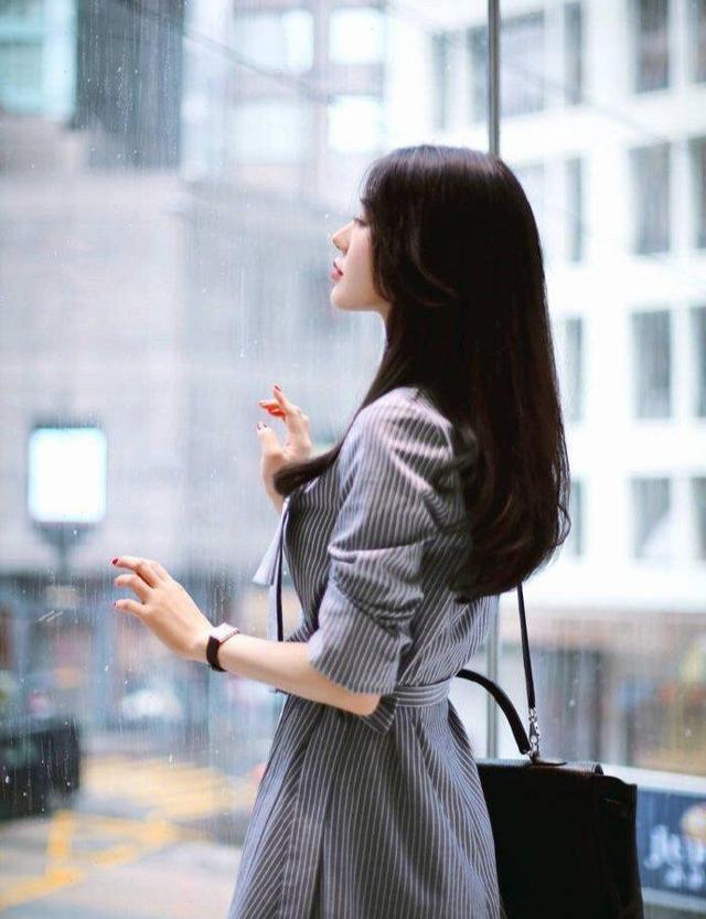 穿衣搭配|职场新人穿搭不能输，一条别致“条纹裙”，让你成为同事中的焦点